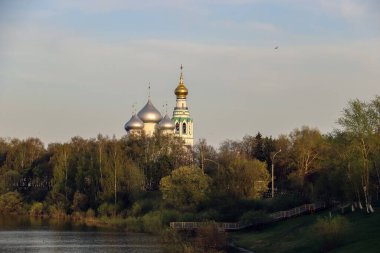 Vologda. Ilık bir bahar akşamı. St. Sophia Katedrali 'nin çan kulesi