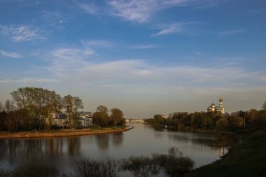 Vologda. Vologda Nehri kıyısında güzel bir bahar akşamı. Chu.