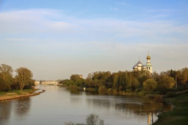Vologda. Vologda Nehri kıyısında güzel bir bahar akşamı. Chu.