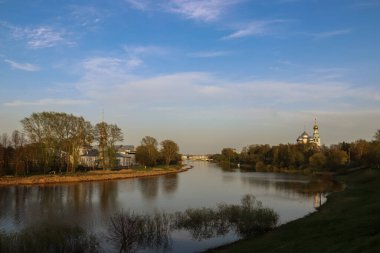 Vologda. Vologda Nehri kıyısında güzel bir bahar akşamı. Chu.