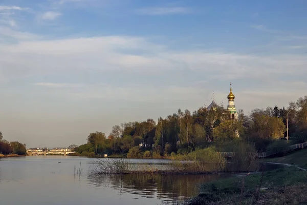 Vologda. Hermosa noche de primavera en la orilla del río Vologda. Chu. — Foto de Stock