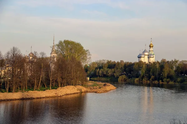 Vologda. Vacker vårkväll på Vologda älvbank. Chu Ordförande — Stockfoto