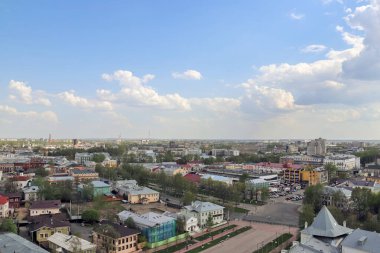 Vologda Nehri, şehrin tarihi ve modern bir bölgesi. Bahar.