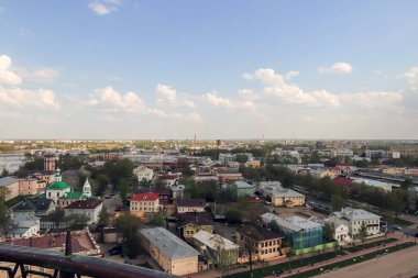 Vologda Nehri, şehrin tarihi ve modern bir bölgesi. Bahar.