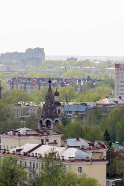 Vologda. Yukarıdan manzara. Güneşli bir bahar günü. Haçlar.