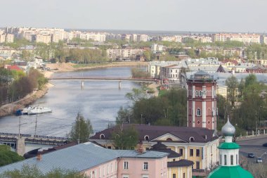Vologda Nehri, şehrin tarihi ve modern bir bölgesi. Bahar.