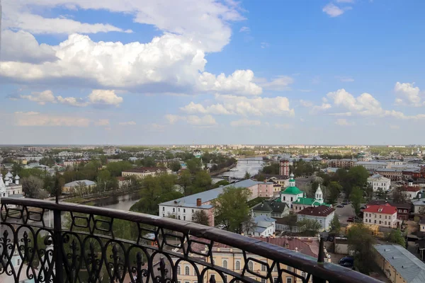 Река Вологда, историческая и современная часть города. Весна . — стоковое фото