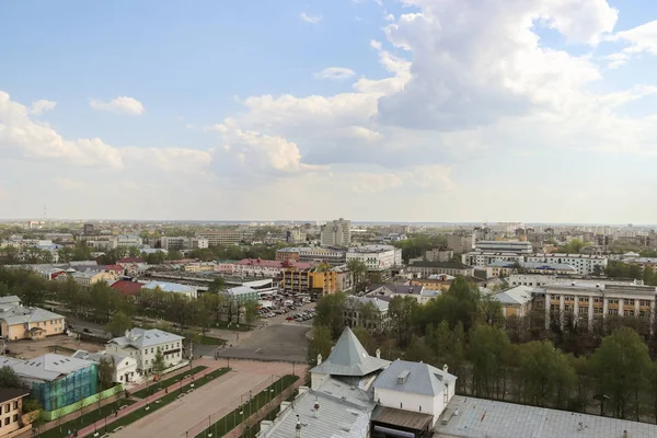 Vologda folyó, a város történelmi és modern része. Tavasz. — Stock Fotó