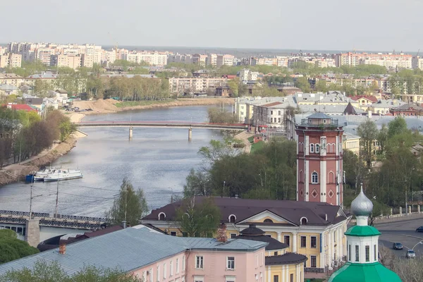 Vologda folyó, a város történelmi és modern része. Tavasz. — Stock Fotó