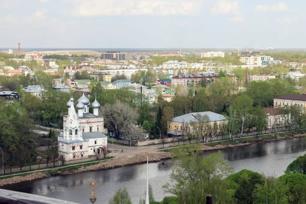 Vologda. Belo dia de primavera na margem do rio. A Igreja em t — Fotografia de Stock