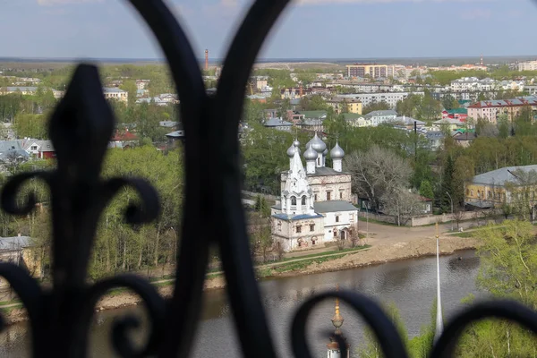 Vologda. Krásný jarní den na břehu řeky. Kostel v t — Stock fotografie