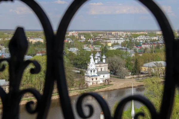 Vologda. Krásný jarní den na břehu řeky. Kostel v t — Stock fotografie