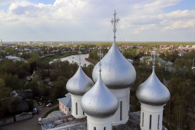 Vologda. Yukarıdan manzara. Güneşli bir bahar günü. Haçlar.