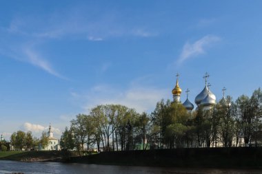 Vologda. Vologda Nehri kıyısında güzel bir bahar akşamı. Chu.