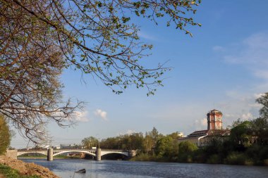 Vologda. Vologda Nehri kıyısında güzel bir bahar akşamı. 