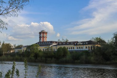 Vologda. Vologda Nehri kıyısında güzel bir bahar akşamı. 