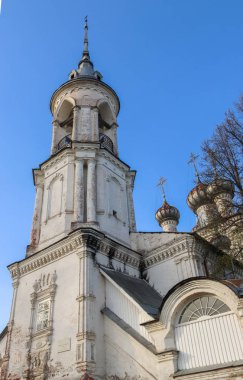 Vologda. Nehir kıyısında güzel bir bahar günü. M Kilisesi