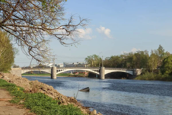 Vologda. Vologda Nehri kıyısında güzel bir bahar akşamı. — Stok fotoğraf