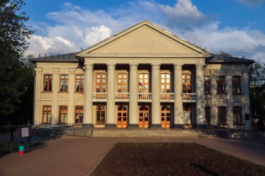 Vologda. Bahar akşamı. Genç seyirciler tiyatrosu. Önceki bu.