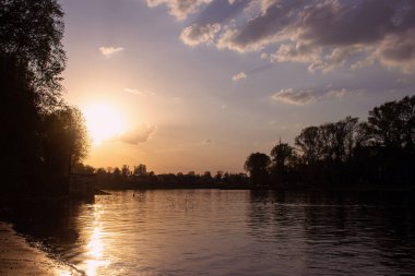 Vologda. Ilık bir bahar akşamı. Vologda Nehri. Gün batımı sahnesi