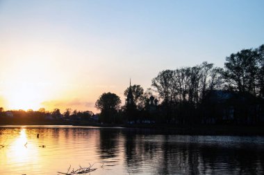Vologda. Ilık bir bahar akşamı. Vologda Nehri. Gün batımı sahnesi