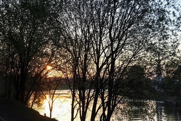 Vologda. Soirée de printemps chaude. Rivière Vologda. Scène coucher de soleil — Photo