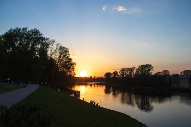 Vologda. Ilık bir bahar akşamı. Vologda Nehri. Gün batımı sahnesi