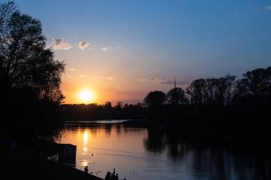 Vologda. Ilık bir bahar akşamı. Vologda Nehri. Gün batımı sahnesi