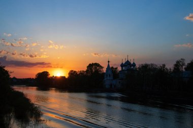 Vologda. Ilık bir bahar akşamı. Vologda Nehri. Gün batımı sahnesi