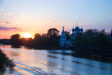 Vologda. Ilık bir bahar akşamı. Vologda Nehri. Gün batımı sahnesi