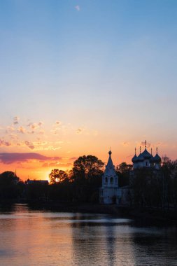 Vologda. Nehir kıyısında güzel bir bahar günü. Kilisede.