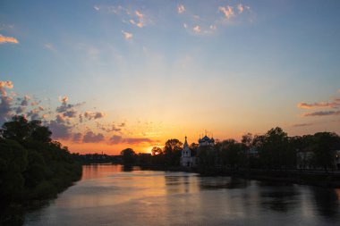 Vologda. Ilık bir bahar akşamı. Vologda Nehri. Gün batımı sahnesi
