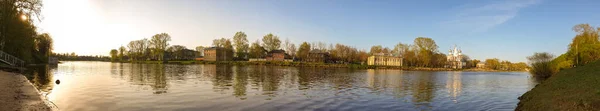 Vologda. Nehir kıyısında güzel bir bahar günü. Panorama. Kilit