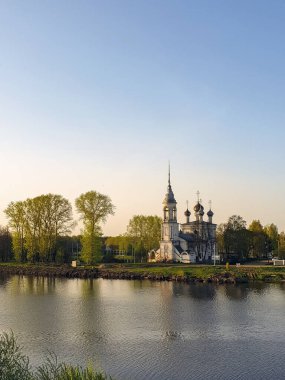 Vologda. Nehir kıyısında güzel bir bahar günü. M Kilisesi