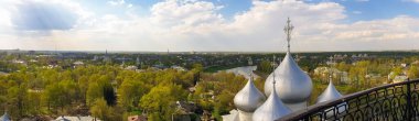 Vologda. Yukarıdan manzara. Güneşli bir bahar günü. Haçlar.