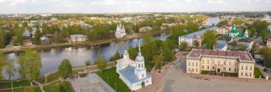 Vologda Nehri, şehrin tarihi ve modern bir bölgesi. Bahar.