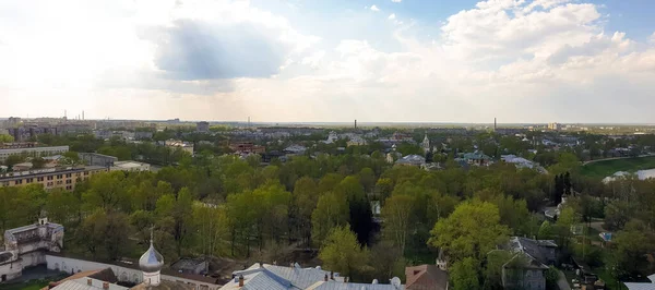 Fiume Vologda, una parte storica e moderna della città. Primavera . — Foto Stock