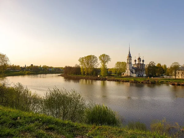 Vologda. Hermoso día de primavera en la orilla del río. Iglesia de la M — Foto de Stock