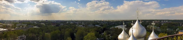 Vologda. Een panorama. Het uitzicht vanaf de top. Zonnige lentedag. Krokodillen — Stockfoto