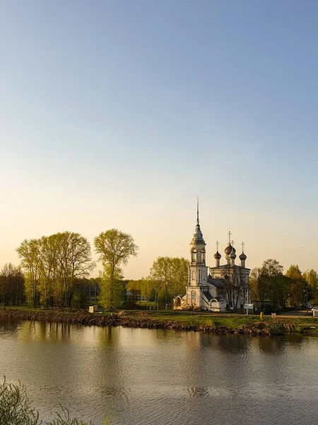 Vologda. Belo dia de primavera na margem do rio. Igreja do M — Fotografia de Stock