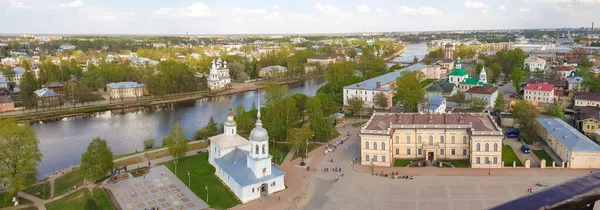 Vologda řeka, panorama; historická a moderní část citátu — Stock fotografie