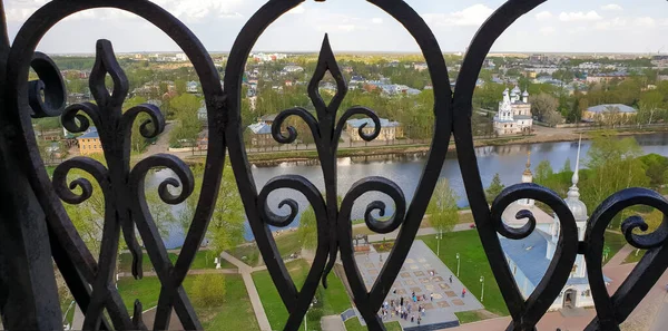 Dômes et croix de la cathédrale Sainte-Sophie. Le printemps. Vue du c — Photo