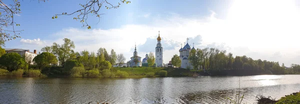 Vologda. Panorama. Vologda Nehri 'nde güzel bir bahar akşamı