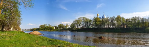 Vologda. Panorama. Vologda Nehri 'nde güzel bir bahar akşamı