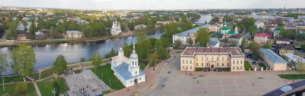 Vologda Nehri, şehrin tarihi ve modern bir bölgesi. Bahar.