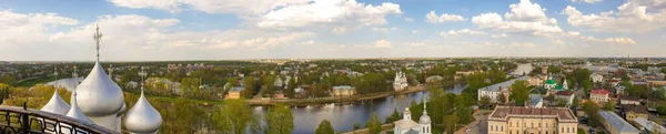 Río Vologda, panorama; una parte histórica y moderna de la ciudad —  Fotos de Stock