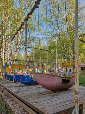 Vologda. Bahar. Gaziler Parkı 'nda terk edilmiş eski araçlar. Ferris ne?