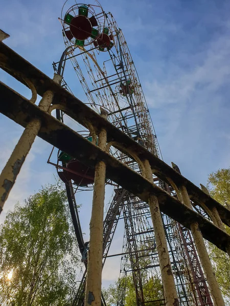 Vologda. Spring. Old abandoned rides in Veterans Park. Ferris wh — Stock Photo, Image