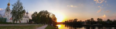Vologda. Ilık bir bahar akşamı. Vologda Nehri. Gün batımı sahnesi