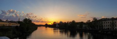 Vologda. Panorama. Ilık bir bahar akşamı. Vologda Nehri. Gün batımı kare